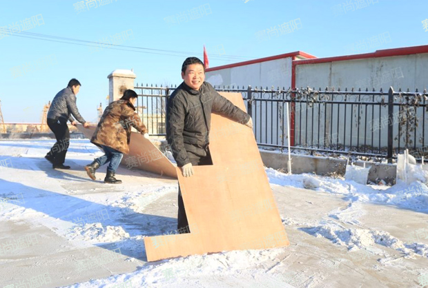 金總身先士卒，帶領(lǐng)大家除雪