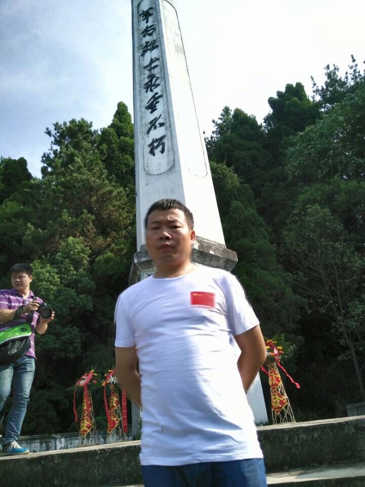 金總在烈士紀念碑下留影 金總在烈士紀念碑下留影
