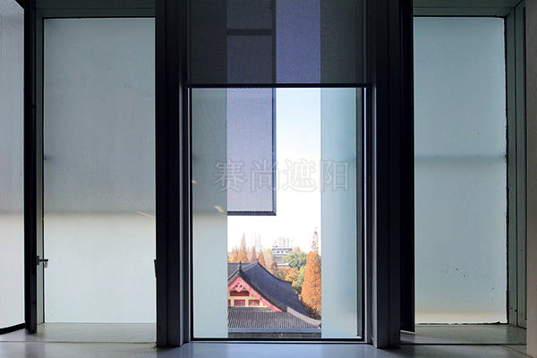 醫(yī)院建筑立面窗戶應用卷簾遮陽實景效果