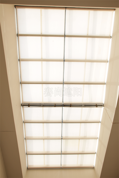 醫(yī)院建筑大廳方形采光頂應用電動天棚簾遮陽內部實景效果